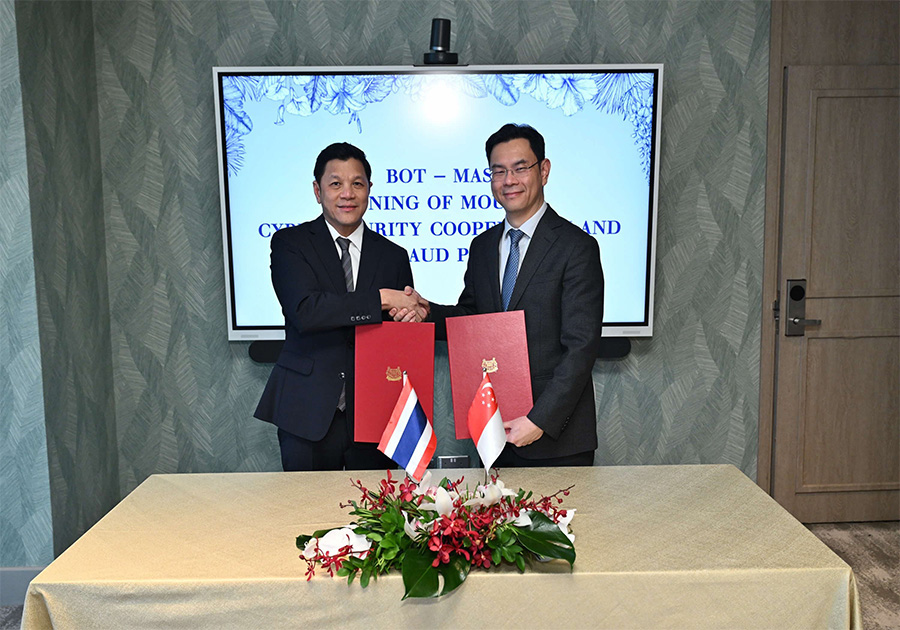 Bank of Thailand and Monetary Authority of Singapore representatives at the cybersecurity cooperation signing.